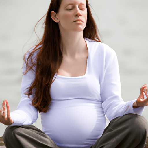 אישה בהריון עושה מדיטציה או מתרגלת טכניקות הדמיה